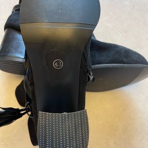 Like new suede boots!